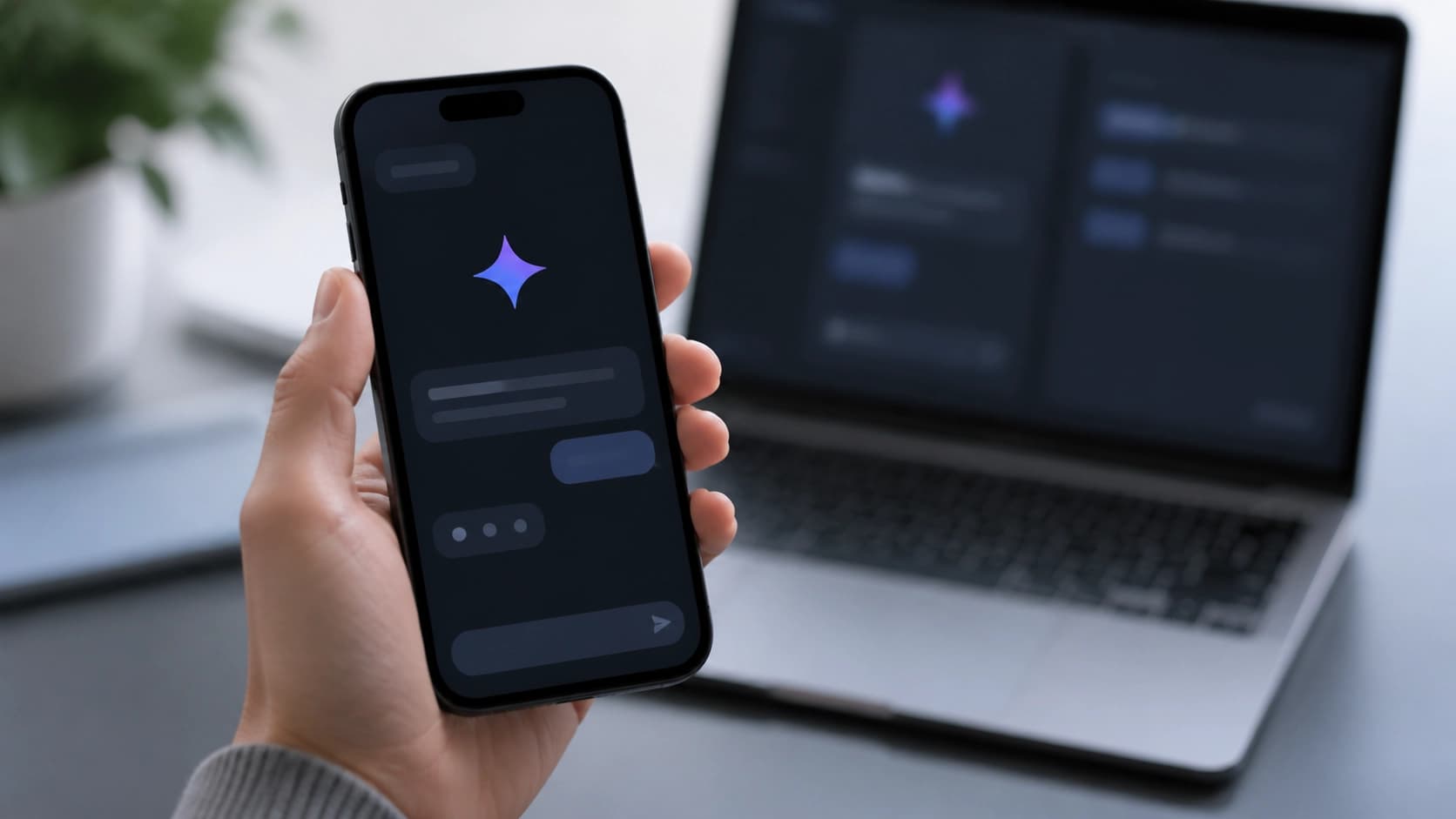 Крупный план руки, удерживающей смартфонон с открытым чатом Gemini. На фоне — размытое изображение веб-интерфейса на экране ноутбука. Акцент на связи мобильного и десктопного применения.